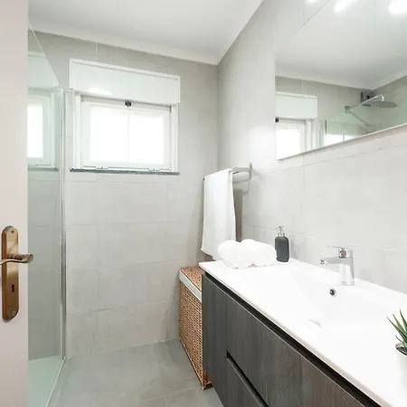 Condor Court Del Rey